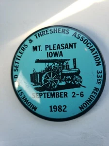 MIDWEST VECCHI COLONI E TREBBIATRICI ASSN Riunione 1982 Mt. Piacevole, pulsante spilla Iowa - Foto 1 di 3