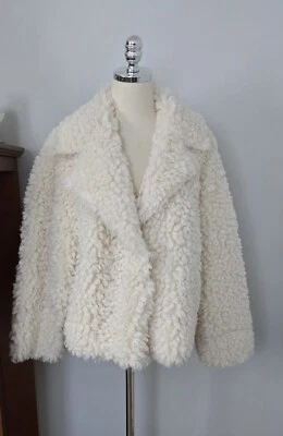 JAQUETA SHERPA FALSA FEMININA URBAN OUTFITTERS NOVA COM ETIQUETAS Tamanho P MARFIM US$ 99,00 - Imagem 1 de 4