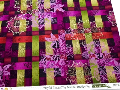 Tela de estudio Jennifer Brinley #2256M púrpura verde dorado de 1 yarda 'Joyful Blooms' Foto 1 de 4