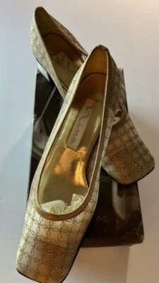 De colección 2001 Nina Samson-TM Cepillo Dorado Enrejado Tacón Bajo 9 1/2 M Tacones Foto 1 de 3