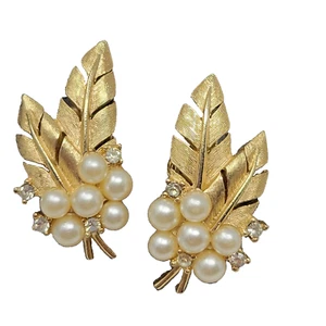 Vintage Trifari Clip-on Leaf Earings Gold Tone w/ Pearls & Rhinestones - Picture 1 of 8