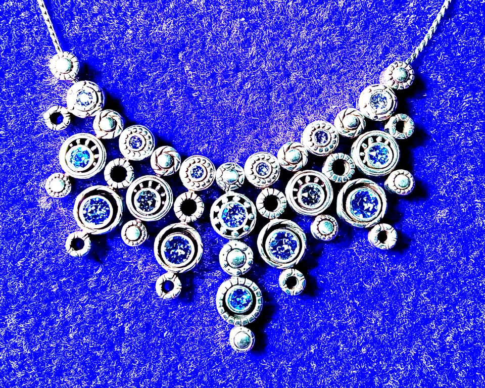 COLLAR COLLAR CRISTAL SWAROVSKI TONOS PÚRPURA AZUL TANZANITA HALO BRILLANTE Foto 1 de 4