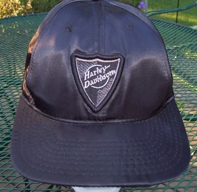 Harley Davidson Negro Nylon Correa Trasera Tapa Negro/Gris Gráficos Usado en Excelente Condición Foto 1 de 4