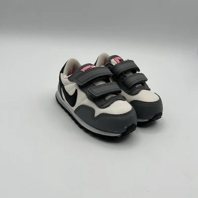 Nike Entrenadores Niños 5C Metro Plus Cl Tdv Gris/Blanco/Rosa Zapatos Foto 1 de 4