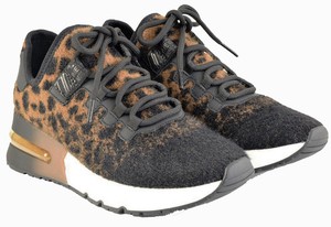 scarpe da tennis maculate