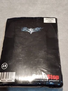 Gamestop Batman Il Cavaliere Oscuro Logo T-Shirt Uomo 2XL Sigillato in Fabbrica NUOVO - Foto 1 di 5