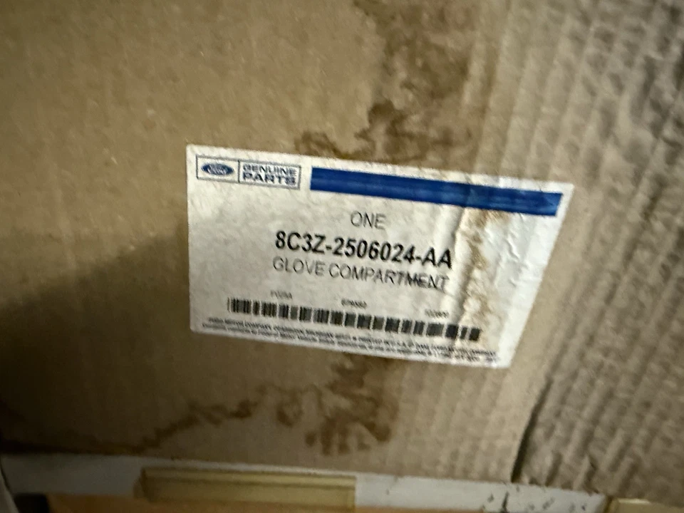 Подлинный перчаточный ящик Ford в сборе 8C3Z-2506024-AA - Изображение 1 из 1
