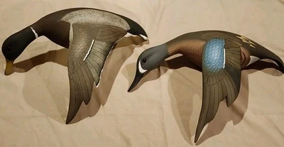 Par de iscas de pato Ken Harris pendurado na parede Woodville NY  - Imagem 1 de 4