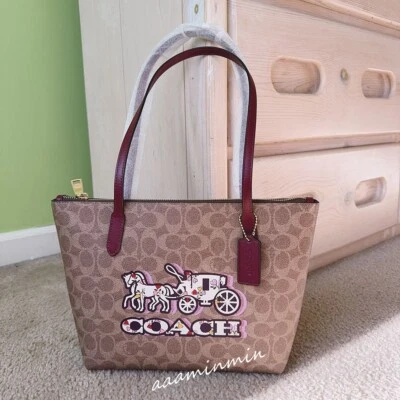 全新带标签 Coach Fiona 拉链托特包签名帆布带马车 CX587 — 第 1/4 张图片
