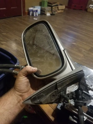 2003-2005 Cadillac DEVILLE Driver AUTO-DIMMING Mirror w/SIGNAL RH - Image 1 of 4