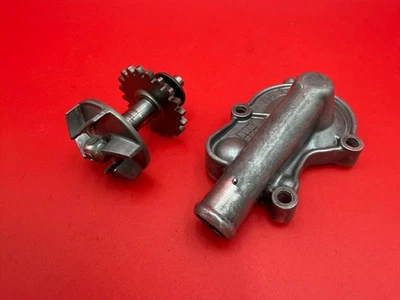 Yamaha YZ250 1999-2024 2001 OEM BOMBA DE AGUA CARCASA CUBIERTA ENGRANAJE IMPULSOR EJE Foto 1 de 4