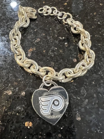 Philadelphia Flyers Logo heart Shaped Charm Bracelet silvertone Metal Cover