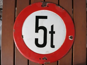 altes original Emailleschild " Verkehrszeichen 5t " Verbot 50cm erhabene Schrift - Bild 1 von 10