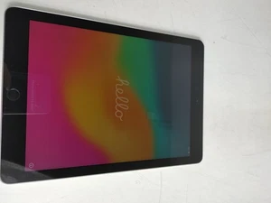 Apple iPad 6th Gen A1893 32 GB iOS 17.7.8 (WiFi Only) - Picture 1 of 7