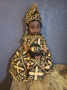 Vintage Mama mit Baby, Karibik? Senegal? Afrikaner? Gelbe und schwarze Kleidung - Bild 1 von 8