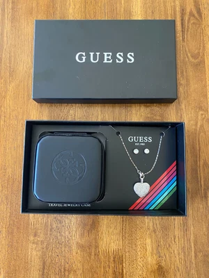 Estuche de joyería de viaje Guess con collar y pendientes conjunto de regalo venta al por menor $50 Foto 1 de 4