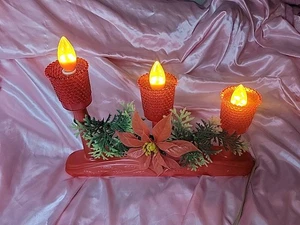 Vintage Weihnachten rot elektrischer Kerzenleuchter 3 Kerzen mit Grünzeug Kunststoff geprüft - Bild 1 von 3