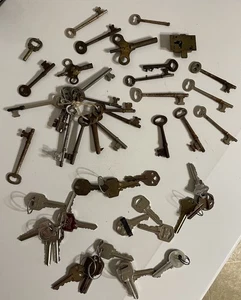 VINTAGE KONVOLUT METALL SKELETT SCHLÜSSEL & SORTIERT - Gepflegt hier - Bild 1 von 4