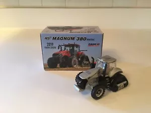 1:64 Case IH Magnum 380 Rowtrac 2019 Farm Show Silver Chaser 44201OTP - Picture 1 of 9