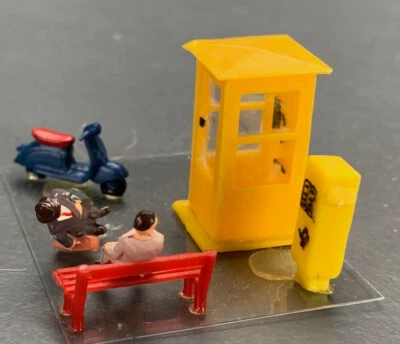 HO Scale Street Scene Figures, Scooter, Telephone booth, Bench HO2731 - Image 1 of 4