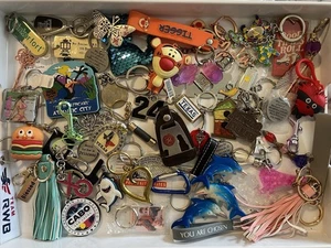 Menge 50+ Souvenir Neuheit Schlüsselanhänger Reise Disney Inspirierend Vintage Gemischt - Bild 1 von 22