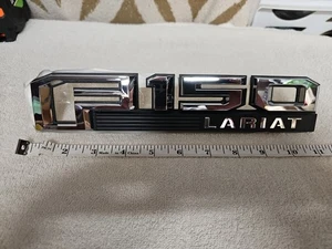 Ford F-150 Lariat 2015 2016 lado del pasajero derecho guardabarros emblema placa de identificación insignia OEM - Imagen 1 de 3