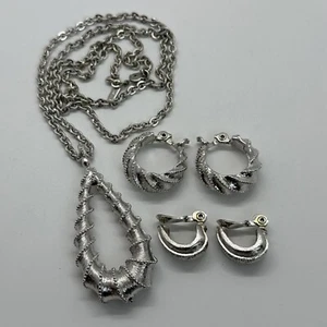 Collana goccia lacrima tono argento Monet vintage e 2 paia orecchini clip vintage - Foto 1 di 10