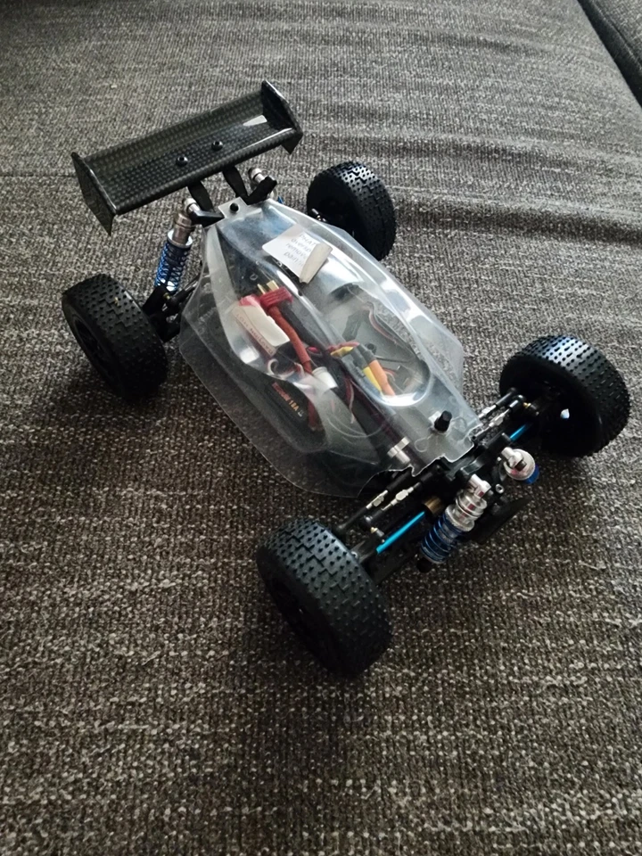 team associated rc18b  - Image 1 of 4
