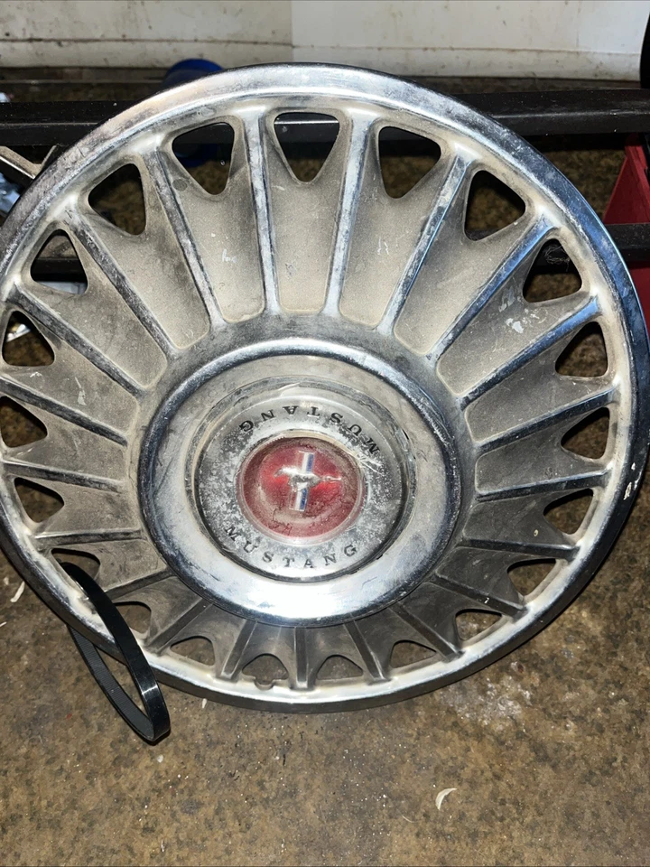 1968 年福特野马 14 英寸轮毂盖/轮盖老式原始设备制造商二手。 — 第 1/1 张图片