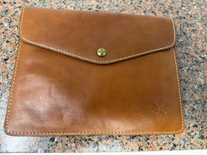 Patricia Nash Group Heritage Style A81201 Tan Midi Tech IPAD Portfolio NWT Brown - Picture 1 of 12