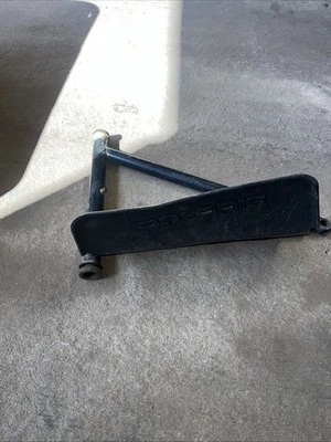 Driver dianteiro esquerdo inferior braço A 2012 Polaris Sportsman 400 4x4 HO A24 - Imagem 1 de 4