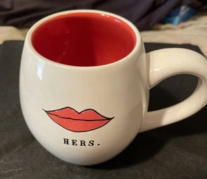 Magenta Rae Dunn HERS. Taza de café con forma de barril labios interior rojo - Imagen 1 de 8