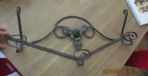 Ancien Porte Manteau Vintage En Fer Forgé au 3 Patères et Rose Métal - Picture 1 of 3