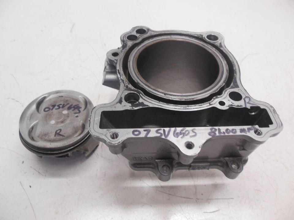 EE16 Suzuki SV 650 S 2007 RR Cylinder w Piston Good 11220-20F20-0F0 - Image 1 of 4