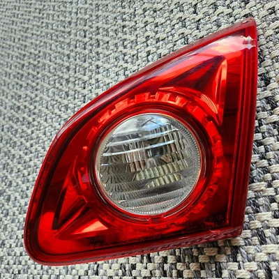 Luz trasera derecha montada en el lado del pasajero Nissan Rogue Select 2008-2015 OEM* Foto 1 de 4