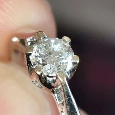 Anillo solitario de oro de 18 quilates con diamantes naturales de corte brillante Foto 1 de 4