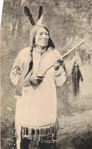 EAGLE MAN "SIOUX" c1915 PC NATIVI AMERICANI tiene BASTONE con SCALP ~ J.A. Anderson - Foto 1 di 2
