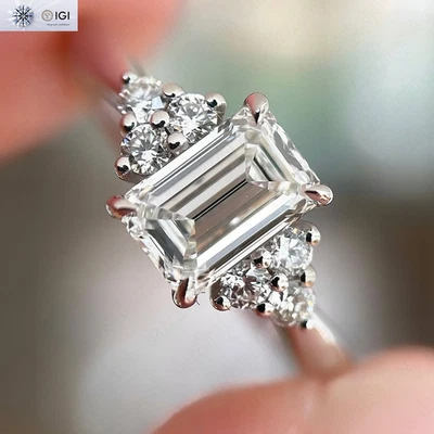 Anillo de compromiso de diamantes cultivados en laboratorio talla esmeralda IGI 2,05 quilates E VS1 en oro blanco de 14 k Foto 1 de 4