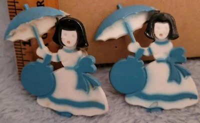 PINS DE PARED CORTINAS DE PLÁSTICO Y METAL VINTAGE NIÑAS CON SOMBRILLAS Foto 1 de 4