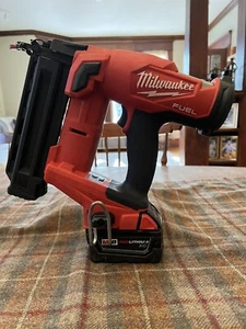 Milwaukee M18 FUEL™ 18 Gauge Brad Nagler 2746-20 mit M18 XC3.0 Akku - Bild 1 von 13