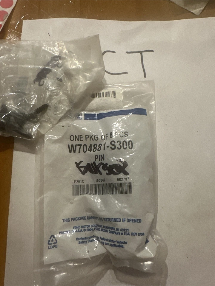 W704881-S300 NOS 1996-2007 FORD TAURUS LINCOLN MARK VIII CAPÓ TORNILLOS DE VENTILACIÓN 12X Foto 1 de 1