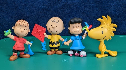 Peanuts 4 Charlie Brown Figures Just Play 3" Lucy Linus Woodstock Cover