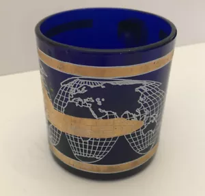 Taza de café azul cobalto translúcido avión acentos de hoja dorada mundo - Imagen 1 de 4