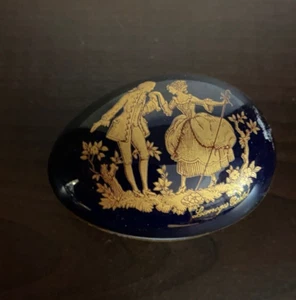UOVO DI PORCELLANA DI LIMOGES CARTELLO SCENA GALANTE DOREE SU SFONDO BLU PILLOLA - Foto 1 di 9