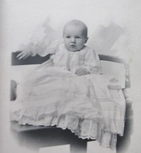 Antigua foto de bebé bebé bautizo en vestido retrato por Bauer Coffey Kansas City - Imagen 1 de 12