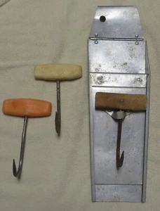 PROF. METZGER VINTAGE MESSERHALTER ALUMINIUMHÜLLE SCHARNIERGÜRTEL - AUFGEHÄNGT + Fleischhaken - Bild 1 von 3