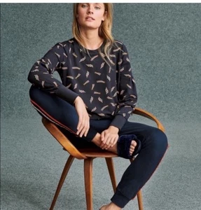 Sudadera Boden Azul Marino Renee Estrellas Fugaces y Rayos Estampado Talla Mediana - Imagen 1 de 13