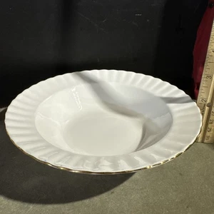 Tazón de sopa de hueso fino blanco y dorado patrón Val D’or vintage Royal Albert - Imagen 1 de 6