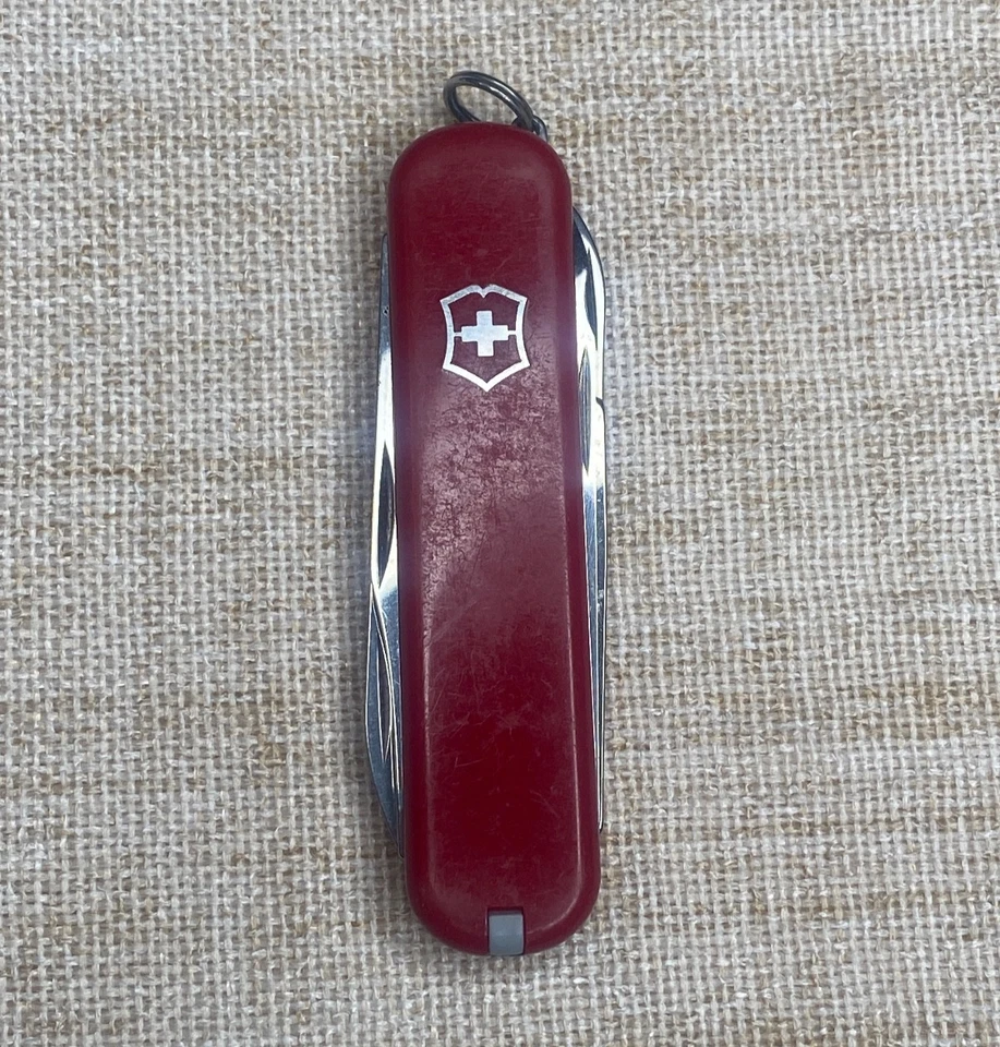 Navaja suiza ejecutiva Victorinox 74 mm roja Foto 1 de 4