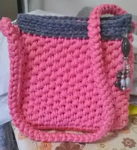  BORSA LAVORATA  A MANO IN FETTUCCIA COLOR ROSA CON TRACOLLA FODERATA - Foto 1 di 4